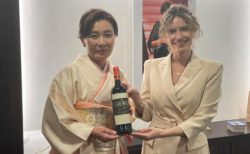 ノーベル賞を受賞したカリコー・カタリン博士へ花文字を