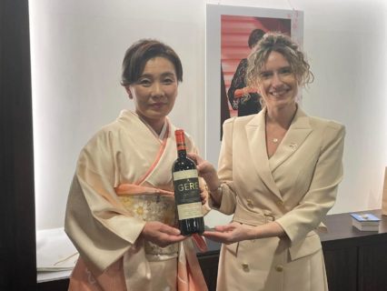 ノーベル賞を受賞したカリコー・カタリン博士へ花文字を